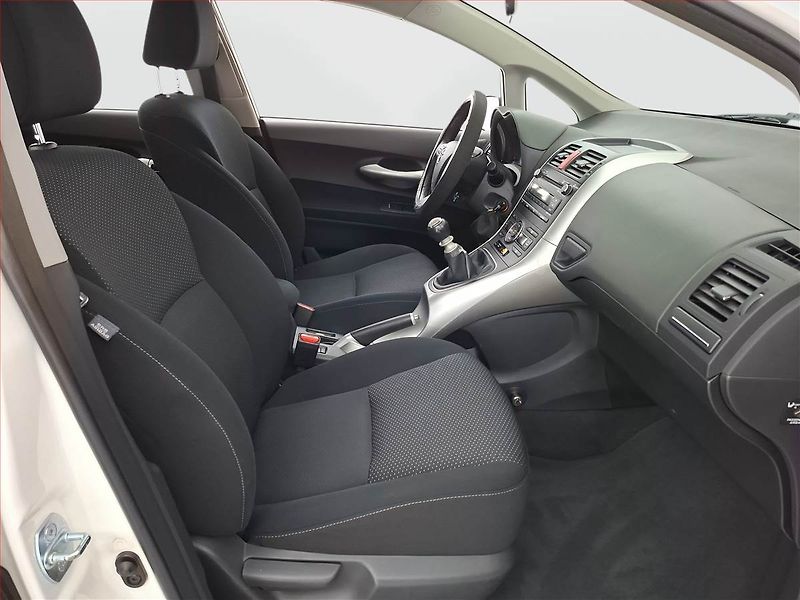 Toyota Auris (2011) 1.6 Valvematic, Tempomat - fotka 9 z 17