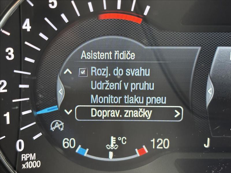 Ford Mondeo 1,5 EcoBoost 121kW Titanium - fotka 31 z 34
