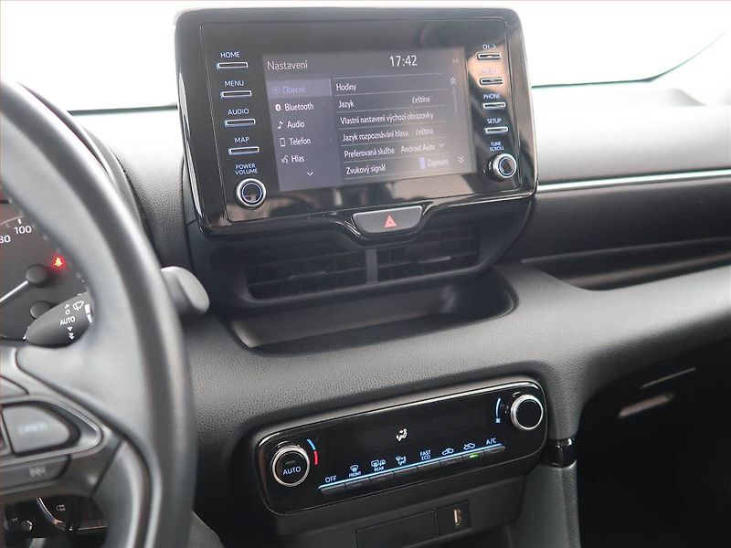 Toyota Yaris (2022) 1.5 VVT-i Hybrid, Automat - fotka 12 z 19