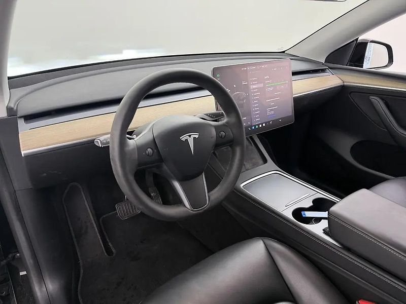 Tesla Model Y SR RWD LFP 220kW 1.Maj DPH - fotka 3 z 10