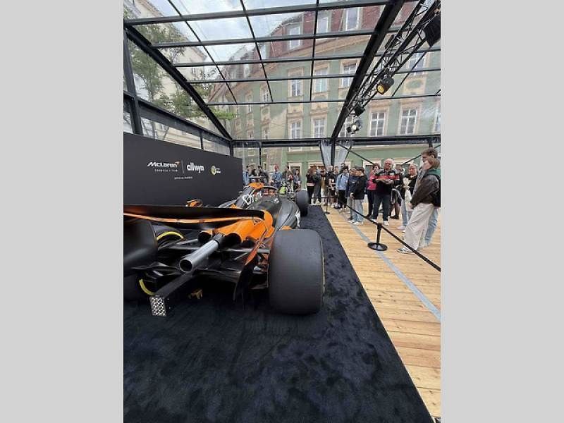 Vůz stáje McLaren obdivují fanoušci Formule 1 na brněnském Zelném trhu od soboty. Podívat se na něj mohou do úterý 27. května.