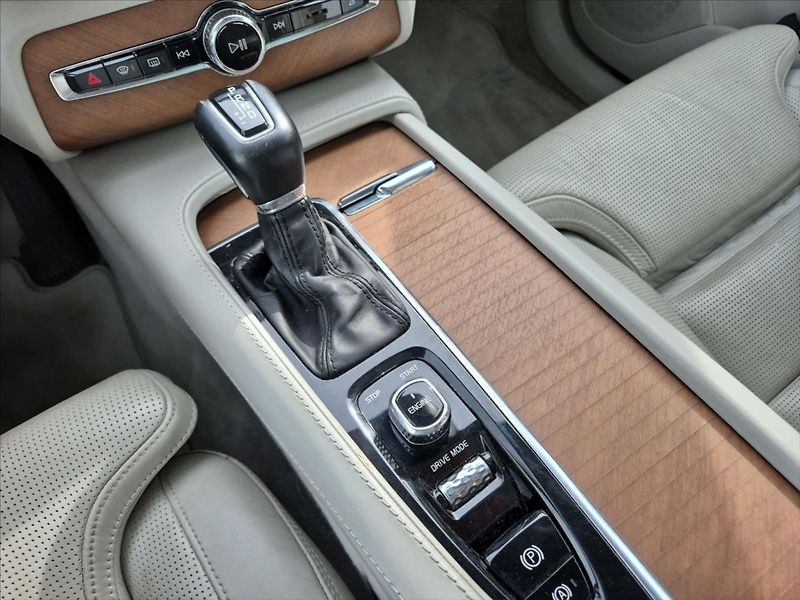 Volvo XC90 2,0 T6 AWD Inscription Auto - fotka 16 z 19