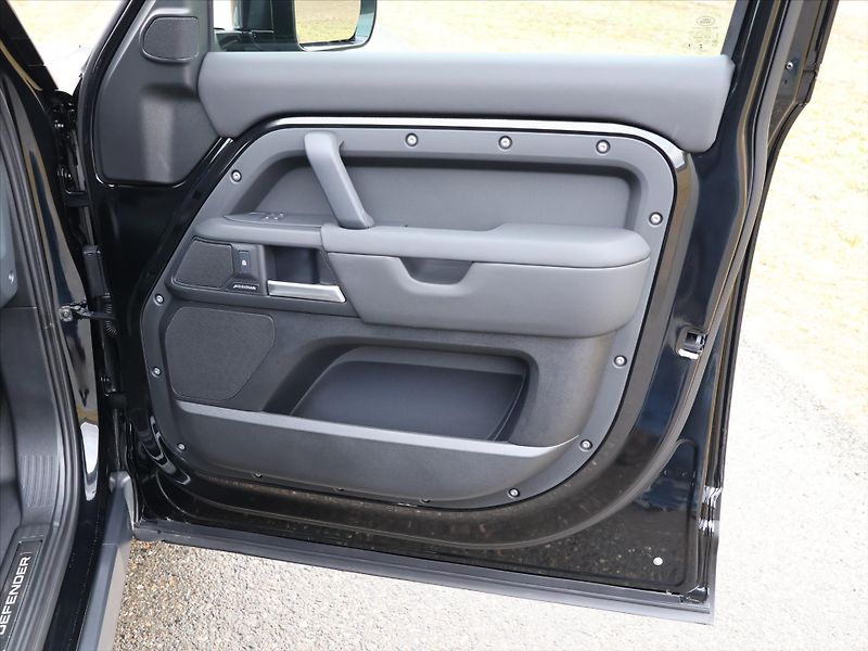 Land Rover Defender 5,0 110 P425 X-DYNAMIC CZ DPH - fotka 13 z 39