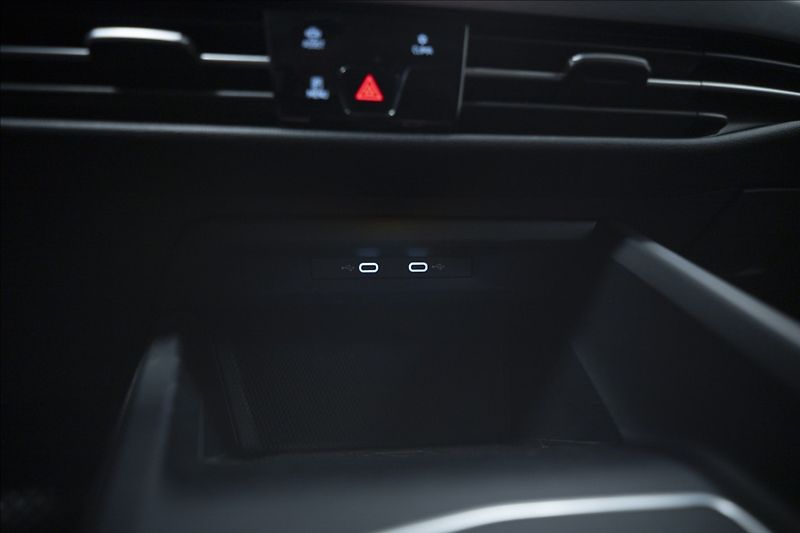 Volkswagen Golf 1,5 eTSI DSG KAMERA VÝHŘEV ČR - fotka 28 z 45