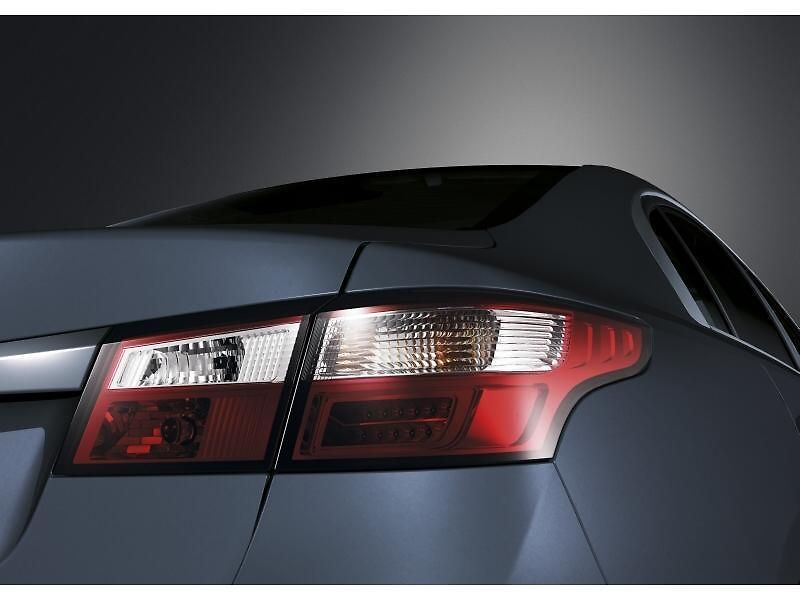 Renault Latitude je vlastně Samsung SM5, jen s jiným logem a drobnými změnami.