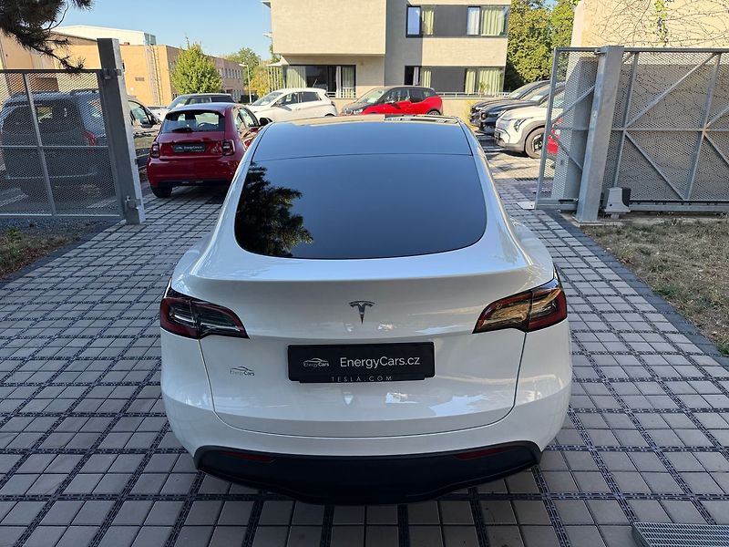 Tesla Model Y Long Range AWD - fotka 35 z 38