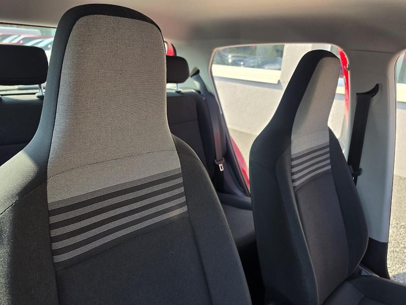 Volkswagen up! 1.0 MPI Parkovací senzory  - fotka 12 z 17