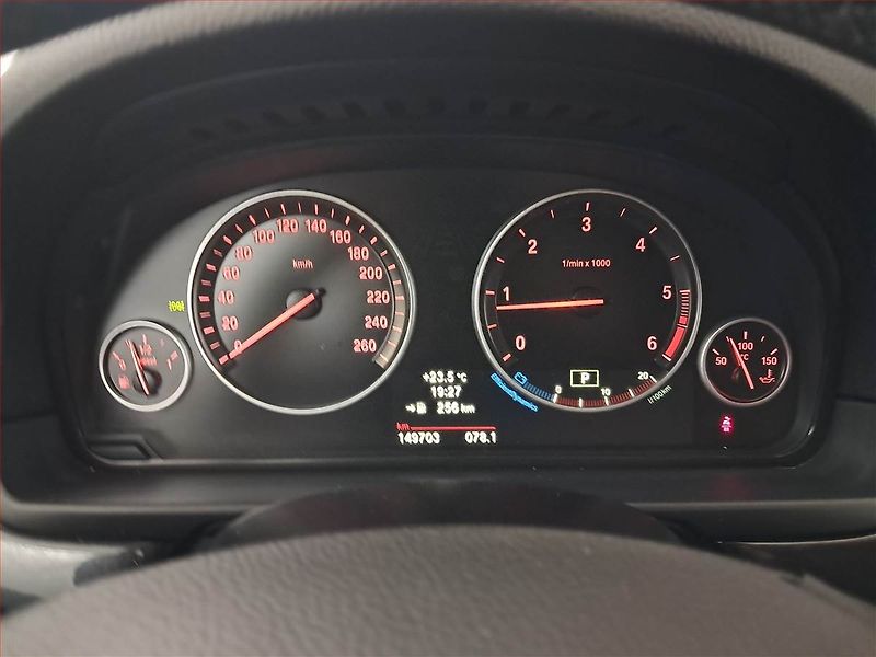 BMW Řada 5 (2014) 525d xDrive, 4X4, Automat - fotka 11 z 24