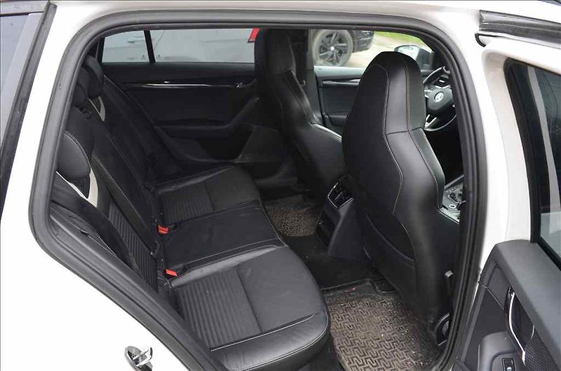 Škoda Octavia (2014) COMBI III. 2,0 TDI RS DSG - fotka 21 z 24