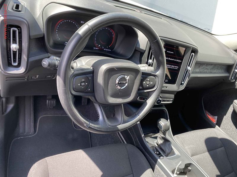 Volvo XC40 (2021) 1.5i, ČR, Momentum, AT, LED - fotka 12 z 17