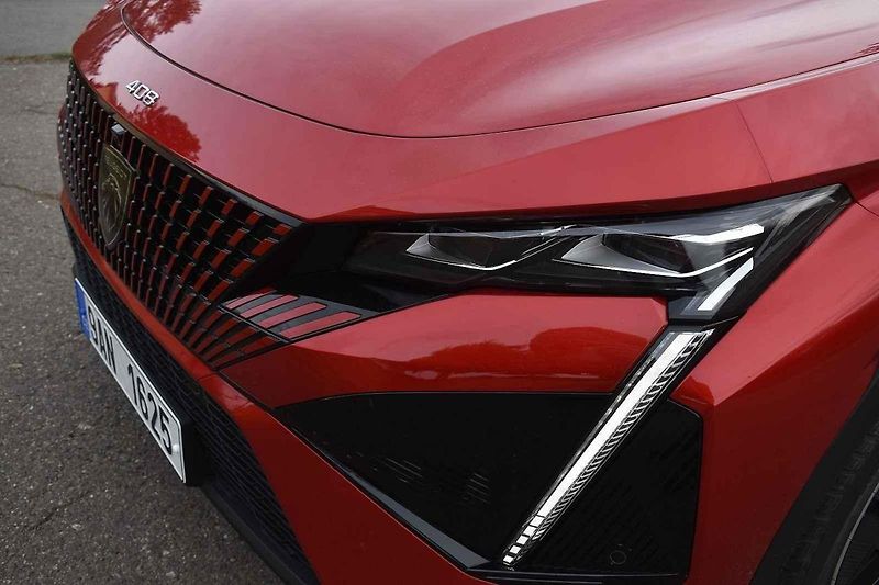 Peugeot 408 je solidně prostorný rodinný vůz s atraktivním vzhledem