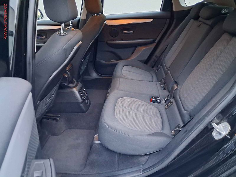 BMW Řada 2 (2017) 1.5T 218 i, Advantage, park - fotka 10 z 17