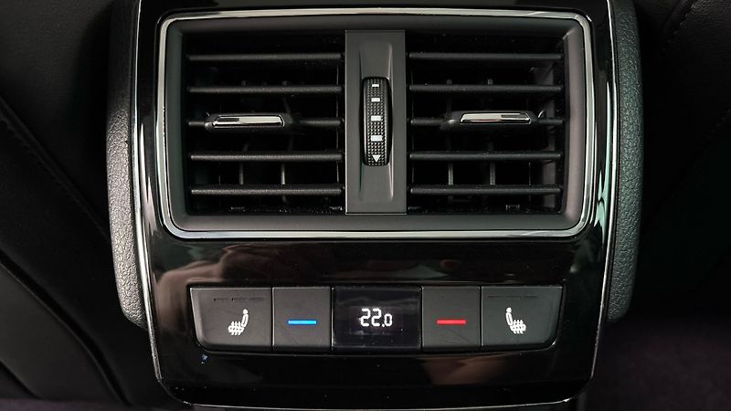 Škoda Superb 2.0 TDI DSG 4x4 Scout Combi - fotka 23 z 34