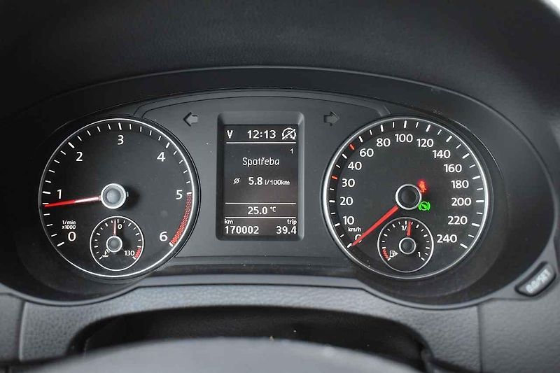 Tento Volkswagen Sharan je deset let starý. Nevypadá na to