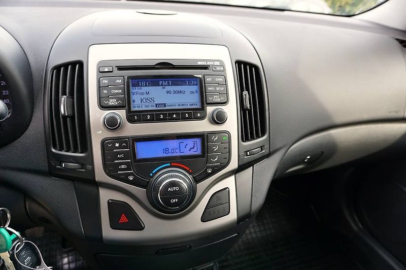 Hyundai i30 (2010) STYLE 1,6 CVVT 93 kW - fotka 28 z 35