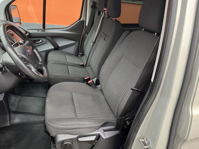 Ford Tourneo Custom 2.2 TDCi 9 Míst - fotka 9 z 30
