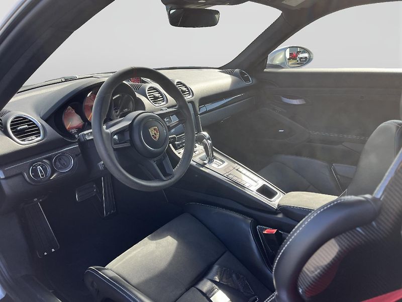 Porsche Cayman GT4 - fotka 16 z 29