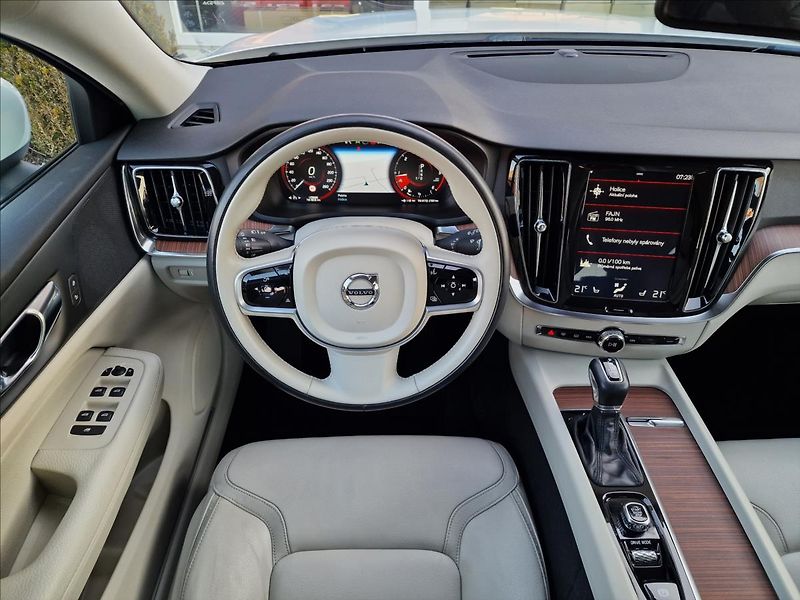 Volvo V60 D4 Cross Country AWD,ČR,1.Maj - fotka 12 z 50