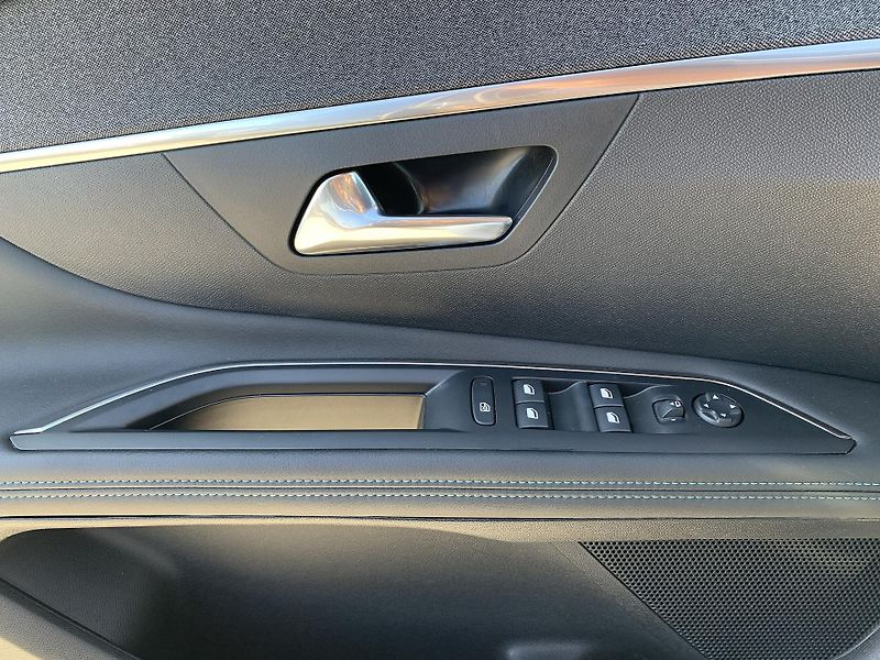 Peugeot 3008 ALLURE PACK 1.6 PHEV 165kW AT8 - fotka 24 z 33