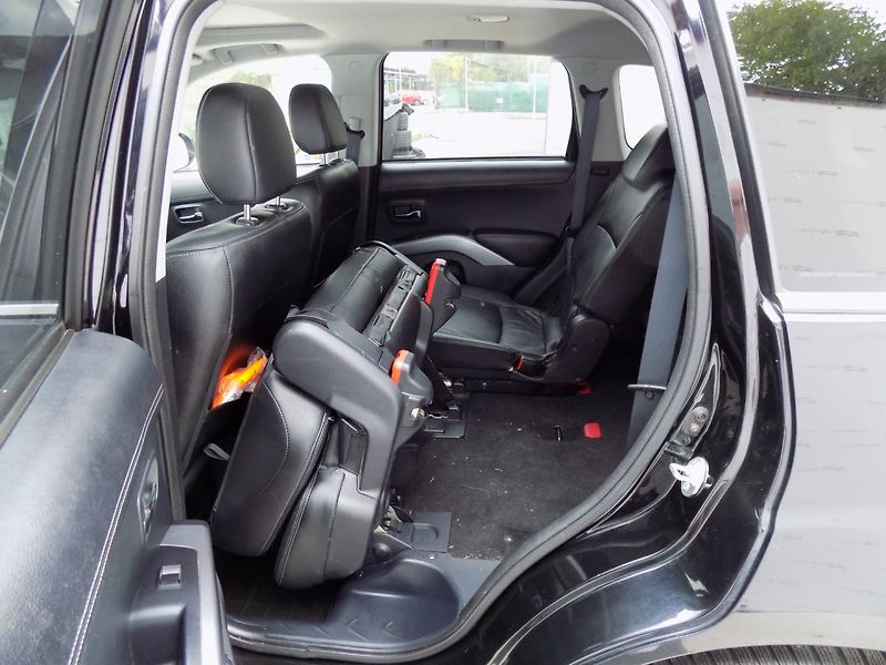Mitsubishi Outlander (2012) 2.2DI-D/AWD/1.Maj.ČR/7.míst/ - fotka 14 z 45
