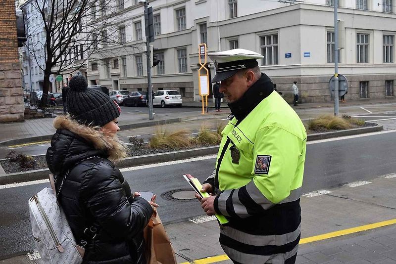 Chodci by měli být opatrní i na parkovištích před obchody. Pro řidiče se často stávají neviditelnými.