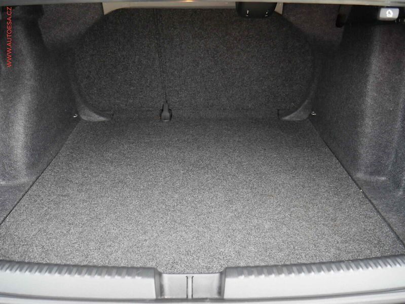 Volkswagen Jetta (2012) 1.2TSi, ČR, AAC, tempo - fotka 7 z 17