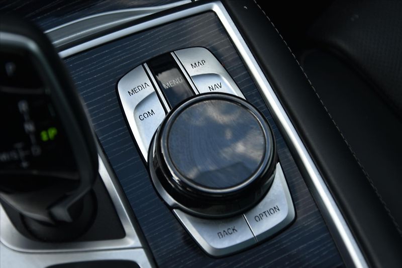 BMW Řada 7 740d xDrive 250kW LASER ČR - fotka 23 z 33