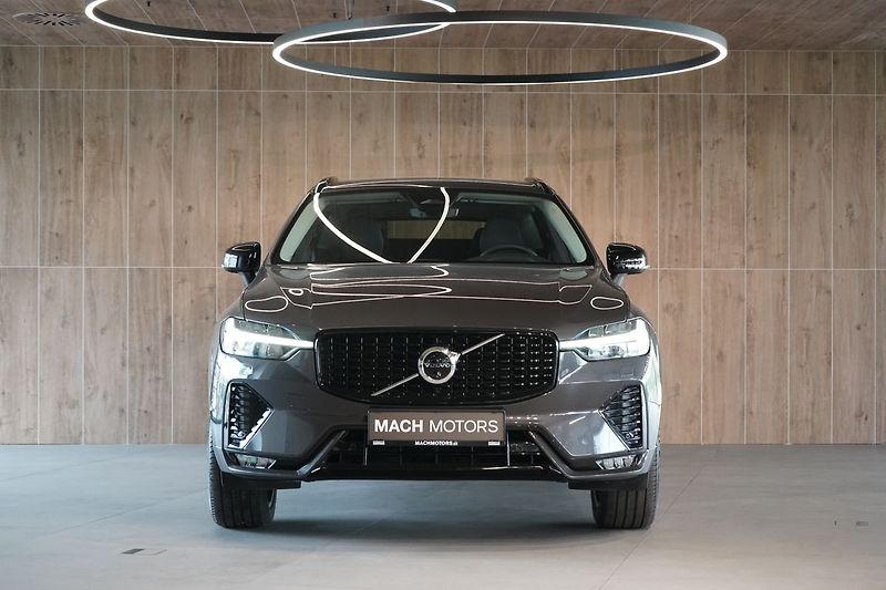 Volvo XC60 B5 AWD Plus Dark, Ventilace - fotka 2 z 46