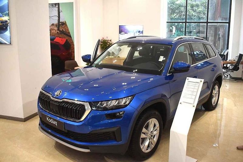 Oltářík s bůžkem uvnitř vietnamského autosalonu Škoda.