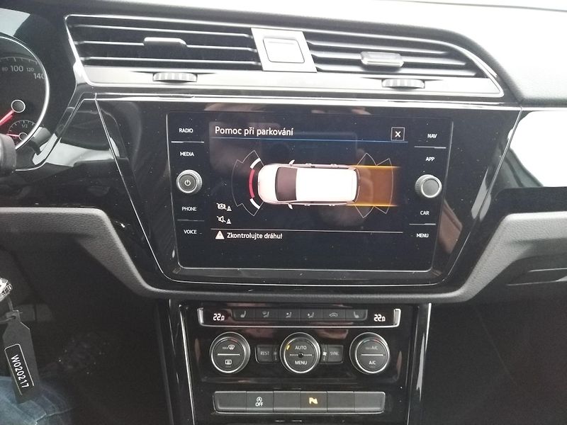Volkswagen Touran 2.0 TDI  7DSG Highline - fotka 24 z 30