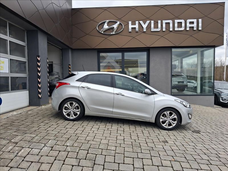 Hyundai i30 1,6 GDI AT Weekend PANORAMA - fotka 19 z 19