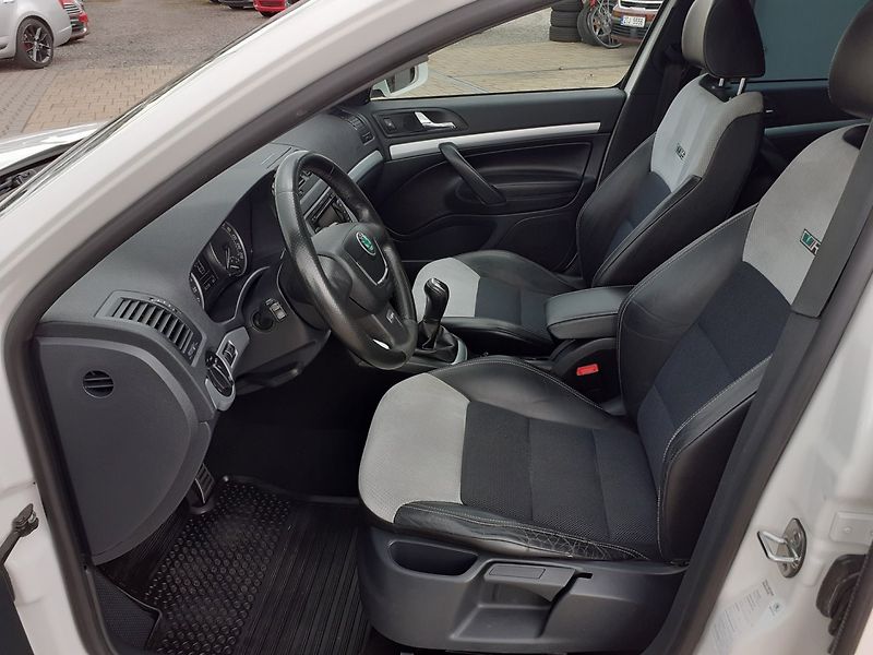 Škoda Octavia (2011) KOMBI 2.0 TDi RS - fotka 13 z 26