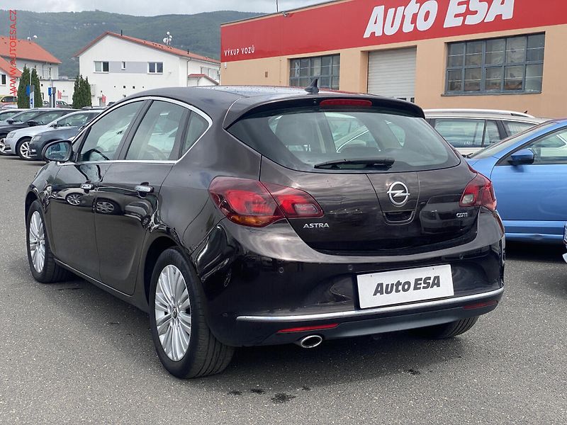 Opel Astra (2012) 2.0 TDCi, AC, navi, park - fotka 6 z 12