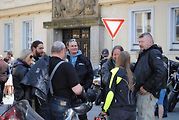 Třeboňské Masarykovo náměstí bylo motorkami doslova našlapané. Stovkám strojů požehnal tamní kaplan Jiří Kalaš.