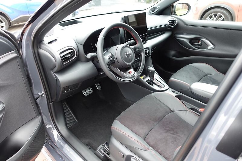 Toyota Yaris 1,5 HEV GR SPORT VIP Skyview - fotka 11 z 35