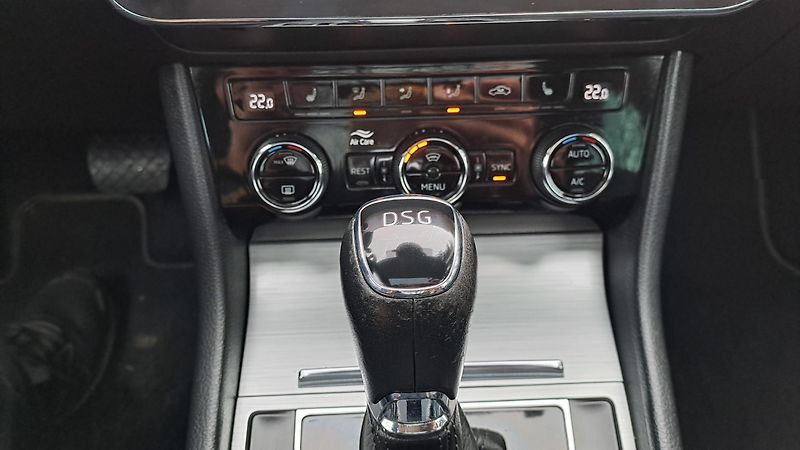 Škoda Superb 1.6 CRTDI DSG Comfort+Panorama - fotka 28 z 32