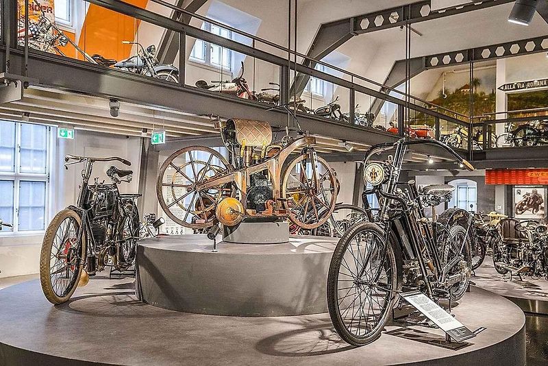 Replika motocyklu Daimler Reitwagen v Auto & Technic museu s Sinsheimu.