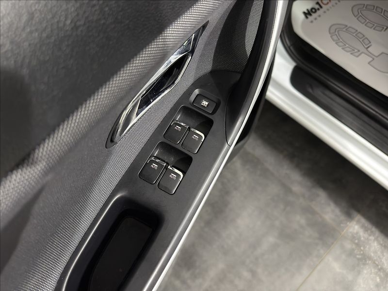 Kia Ceed 1,6   GDI KAMERA VÝHŘEV 61TKM - fotka 7 z 31