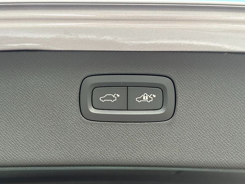 Volvo XC90 Plus Dark T8 299kW - fotka 21 z 27