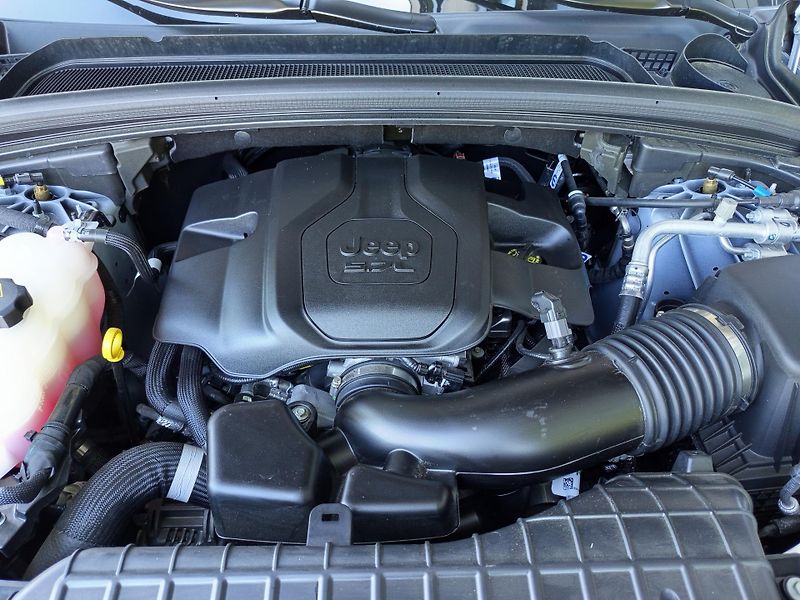 Jeep Grand Cherokee L Summit Reserve V8 - fotka 22 z 25