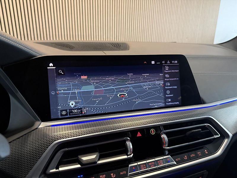 BMW X5 M50d HUD Vzduch H/K Tažné CZ - fotka 45 z 46