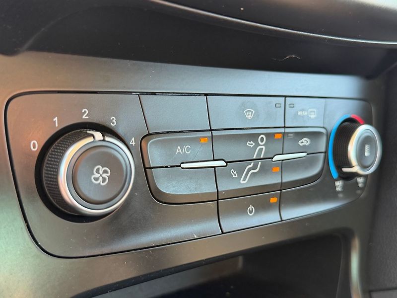 Ford Focus 1.0 EcoBoost *74kw* - fotka 23 z 27