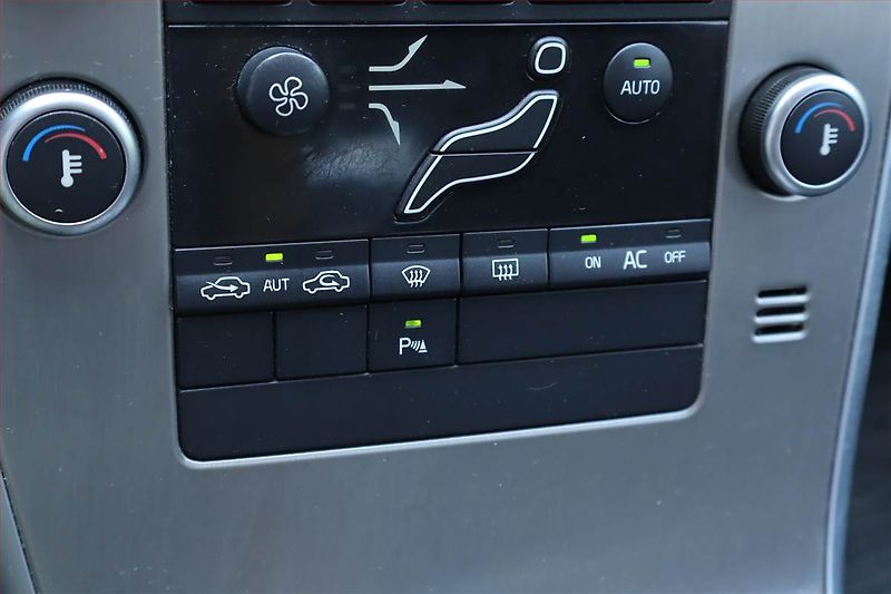 Volvo XC60 (2009) D3, 4X4, Navi, Tempomat - fotka 13 z 19
