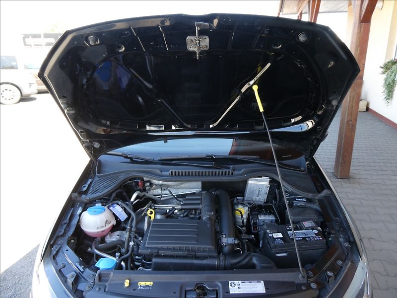 Volkswagen Polo 1,2 TSi 66kW HIGHLINE,serviska - fotka 35 z 39