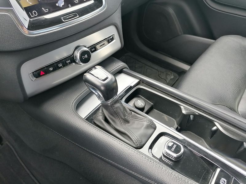 Volvo XC90 (2015) D5 AWD Momentum Head-up - fotka 11 z 21