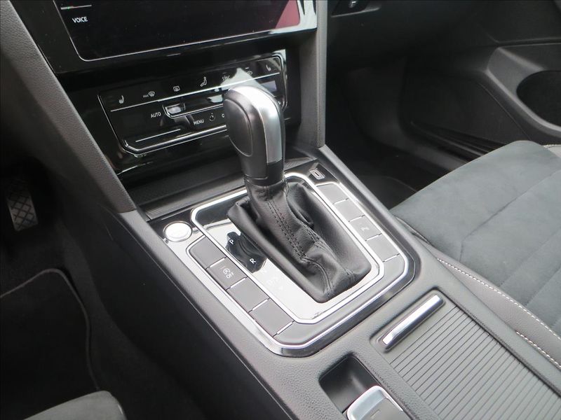 Volkswagen Passat 1,5 TSI 110kW DSG Elegance ČR - fotka 15 z 26