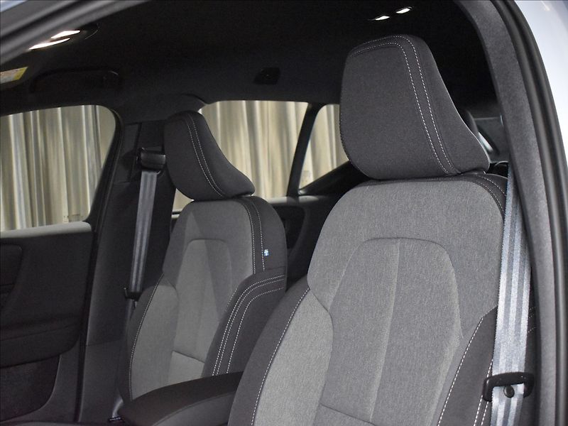Volvo XC40 (2026) 2,0 B3  Core - fotka 11 z 24
