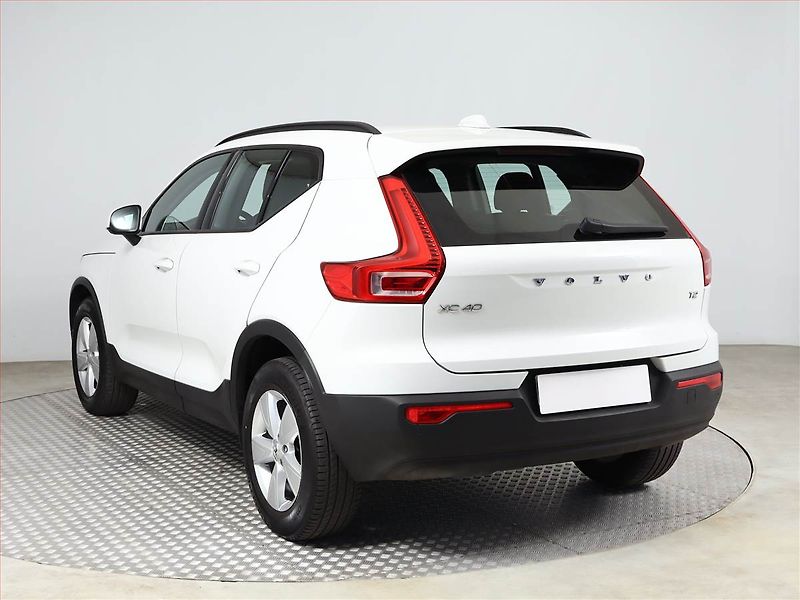Volvo XC40 (2022) T2 - fotka 4 z 15