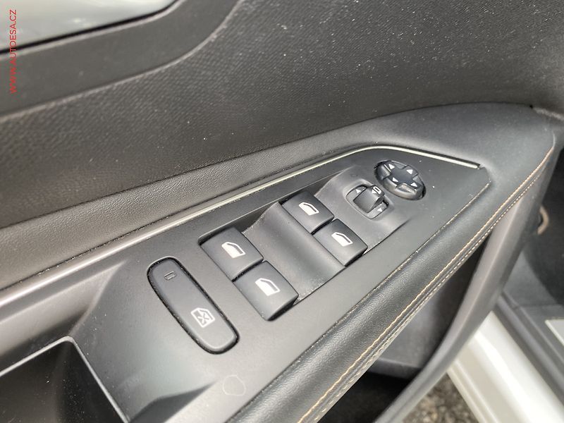 Peugeot 3008 (2019) 1.2PT, GT Line, LED, navi - fotka 13 z 18