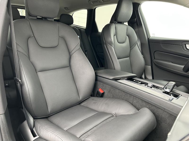 Volvo XC60 2.0  B4 4x4 PLUS  Black - fotka 19 z 30